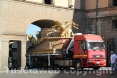 I camion arrivano in piazza del Comune