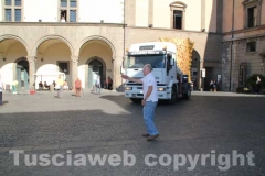 I camion arrivano in piazza del Comune