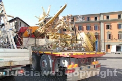 I camion arrivano in piazza del Comune