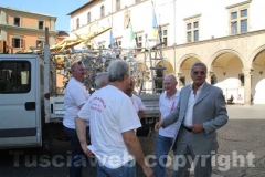 Gli operai con l\'assessore Giovanni Arena