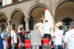 La statua sulla macchina che la porta a San Sisto