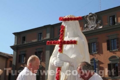 La statua sulla macchina che la porta a San Sisto