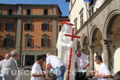 La statua sulla macchina che la porta a San Sisto