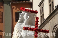La statua sulla macchina che la porta a San Sisto