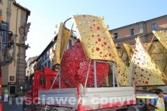I camion con le parti di Fiore del cielo