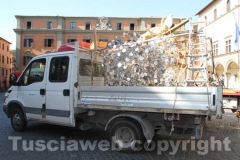 I camion con le parti di Fiore del cielo