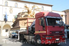 I camion con le parti di Fiore del cielo