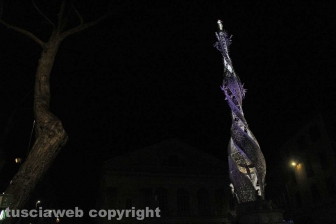 Fiore del cielo risplende a piazza del Teatro
