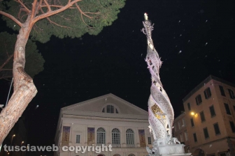 Fiore del cielo risplende a piazza del Teatro