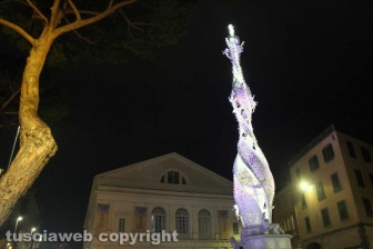 Fiore del cielo risplende a piazza del Teatro