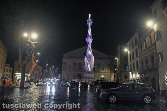 Fiore del cielo risplende a piazza del Teatro