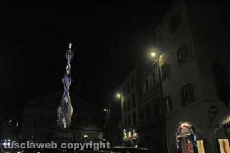 Fiore del cielo risplende a piazza del Teatro
