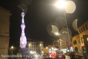 Fiore del cielo risplende a piazza del Teatro