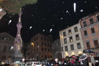 Fiore del cielo risplende a piazza del Teatro