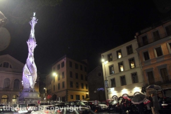 Fiore del cielo risplende a piazza del Teatro