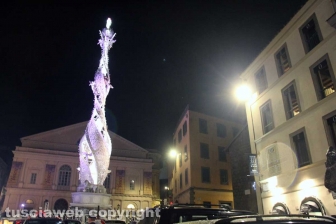 Fiore del cielo risplende a piazza del Teatro