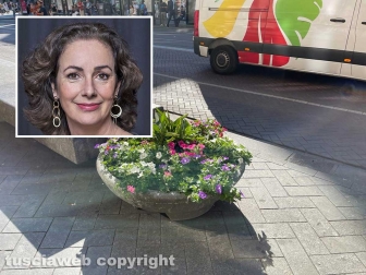Amsterdam - La barbara tradizione olandese di mettere fiori nelle linde fioriere - Nel riquadro Femke Halsema sindaca di Amsterdam