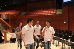 I ragazzi all\'interno del Soka performing arts center