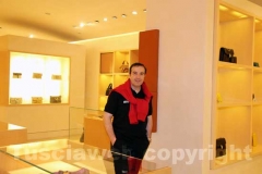 Il maestro Vignati all\'interno del negozio Bulgari
