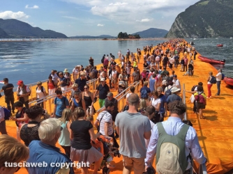 Floating piers sul lago d\'Iseo