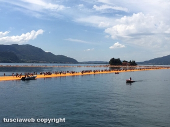 Floating piers sul lago d\'Iseo