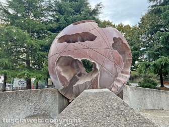 Viterbo - La fontana a sfera