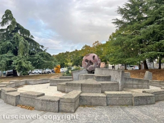 Viterbo - La fontana a sfera