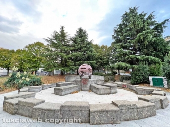 Viterbo - La fontana a sfera