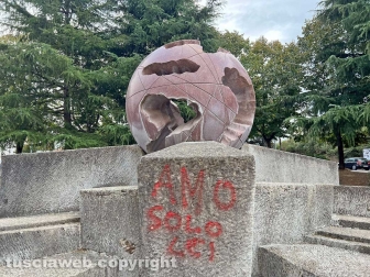 Viterbo - La fontana a sfera