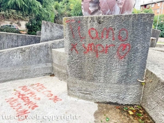 Viterbo - La fontana a sfera