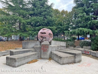 Viterbo - La fontana a sfera