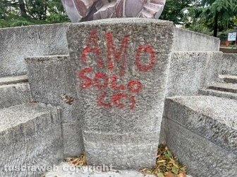 Viterbo - La fontana a sfera