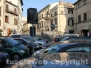 Fontana grande deturpata e assediata dalle auto