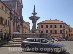 Fontana grande deturpata e assediata dalle auto