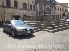 Fontana grande deturpata e assediata dalle auto