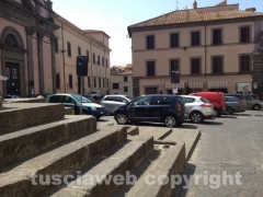 Fontana grande deturpata e assediata dalle auto