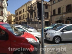 Fontana grande deturpata e assediata dalle auto