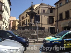 Fontana grande deturpata e assediata dalle auto