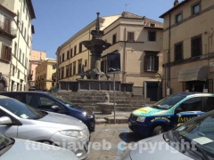 Fontana grande deturpata e assediata dalle auto
