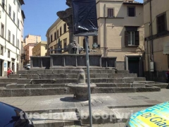 Fontana grande deturpata e assediata dalle auto