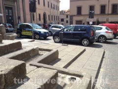 Fontana grande deturpata e assediata dalle auto