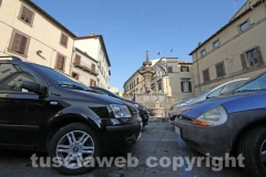 Fontana grande deturpata e assediata dalle auto