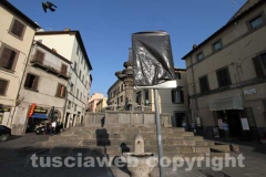 Fontana grande deturpata e assediata dalle auto