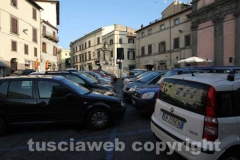 Fontana grande deturpata e assediata dalle auto