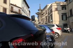 Fontana grande deturpata e assediata dalle auto