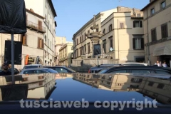 Fontana grande deturpata e assediata dalle auto