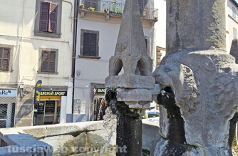 Fontana grande deturpata