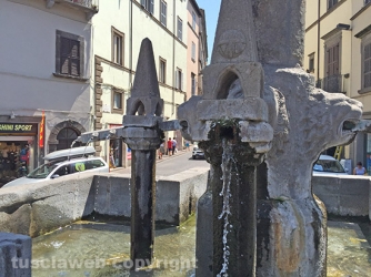 Fontana grande deturpata