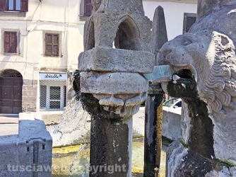 Fontana grande deturpata
