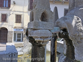 Fontana grande deturpata